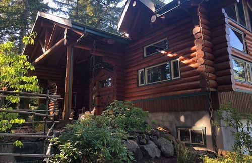 Eugene Maison | Spectacular log lodge on 5 acres of parkland 10 minutes from Eugene town