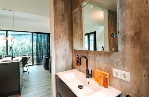 Elst Maison | These Eco-Lodges are equipped for 12 people and have one hot tub. From your own terrace, you can therefore completely relax and enjoy your own wellness moment!