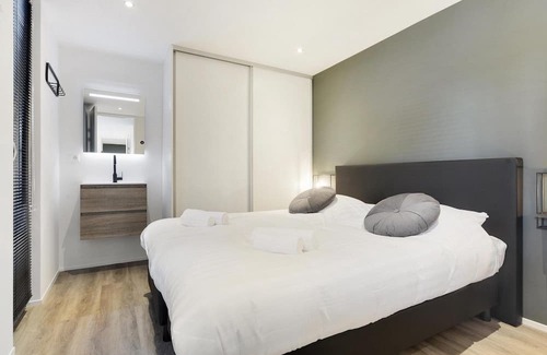 Elst Maison | These Eco-Lodges are equipped for 12 people and have one hot tub. From your own terrace, you can therefore completely relax and enjoy your own wellness moment!
