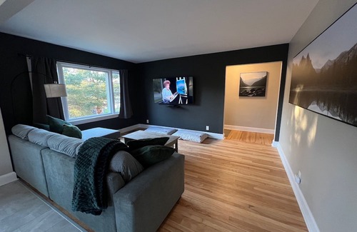 Halifax County Maison | Dog Friendly, Fenced Yard with pond, Arcade/Bar room, Lake Views, 3 bedrooms
