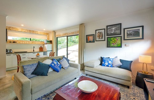 Ocean Shores Cabine | "Discover a stylish cabin 400m from the beach.