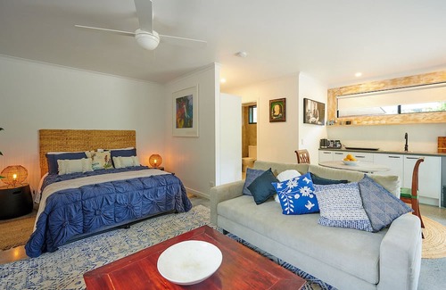 Ocean Shores Cabine | "Discover a stylish cabin 400m from the beach.