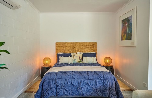 Ocean Shores Cabine | "Discover a stylish cabin 400m from the beach.