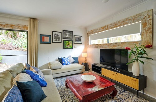 Ocean Shores Cabine | "Discover a stylish cabin 400m from the beach.