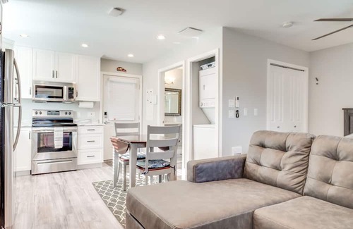 Port Alberni Maison | The Bear Studio House: Open concept house that sleeps up to 4