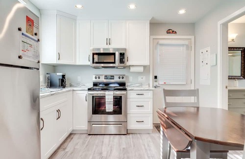 Port Alberni Maison | The Bear Studio House: Open concept house that sleeps up to 4