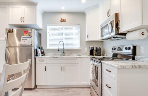 Port Alberni Maison | The Bear Studio House: Open concept house that sleeps up to 4