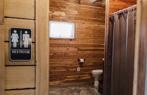 Dundas Maison | Cozy Barn Sleeps 4 + 1.5 Baths + Full Kitchen + Family Room + Gathering Space