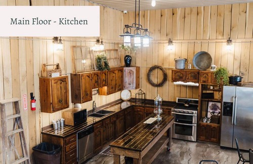 Dundas Maison | Cozy Barn Sleeps 4 + 1.5 Baths + Full Kitchen + Family Room + Gathering Space