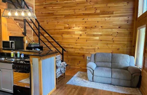 Campton Cabine | Secluded forest getaway on 50 acres, near RRG