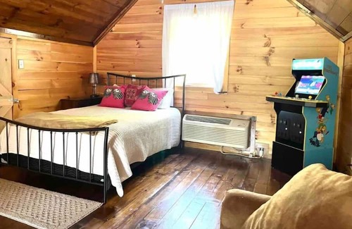 Campton Cabine | Secluded forest getaway on 50 acres, near RRG