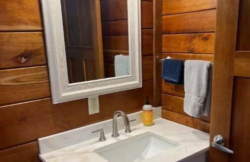 Campton Cabine | Secluded forest getaway on 50 acres, near RRG