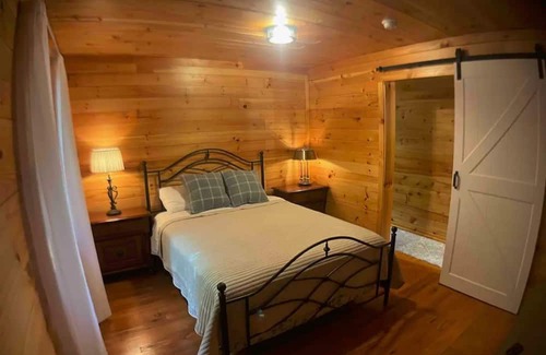 Campton Cabine | Secluded forest getaway on 50 acres, near RRG