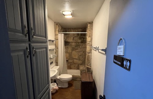 Hico Cabine | Large Rustic Lodge and Retreat Center on 35 acres!