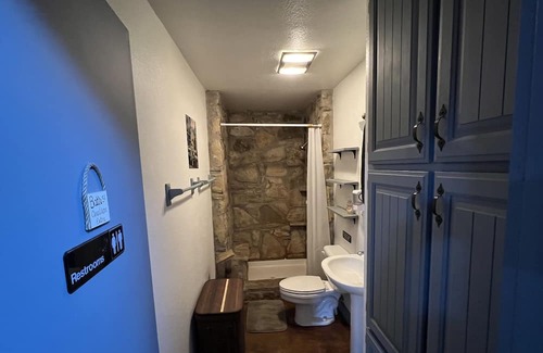 Hico Cabine | Large Rustic Lodge and Retreat Center on 35 acres!