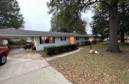 Stuttgart Maison | Cozy and homelike with a large back yard and great neighborhood