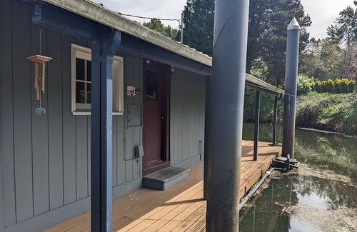 Longview Location De Bateaux | Nifty 50's vintage float home