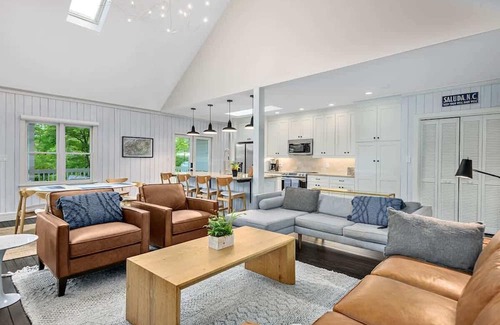 Saluda Maison | Tree Blew Inn: free daily activities, cozy rooms.