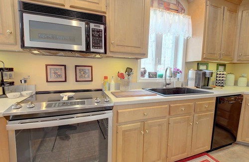Preston Maison | Perfect home for adventure! 2mi to Foxwoods, 15 min to Mystic, tour CT WineTrail