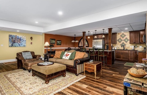 St. Stephens Appartement | Globally Inspired Boutique Suite Warm, Unique and Welcoming🌎