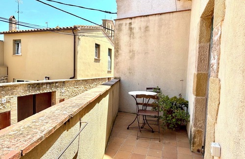 Ullastret Appartement | EL FORT DúLLASTRET. Apartment 4: Double room with balcony