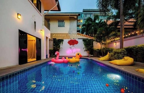 Pratumnak Hill Maison | 4 Beds Close to Walking Street