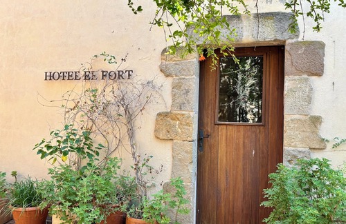 Ullastret Appartement | EL FORT DúLLASTRET, Apartment 2: Standard double room with kitchenette