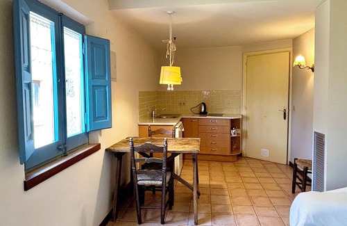 Ullastret Appartement | EL FORT DúLLASTRET, Apartment 2: Standard double room with kitchenette