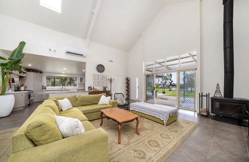 Fullerton Cove Maison | Willow Barn on 9 acres - Huge Swim Spa - Country Escape for Families and Groups
