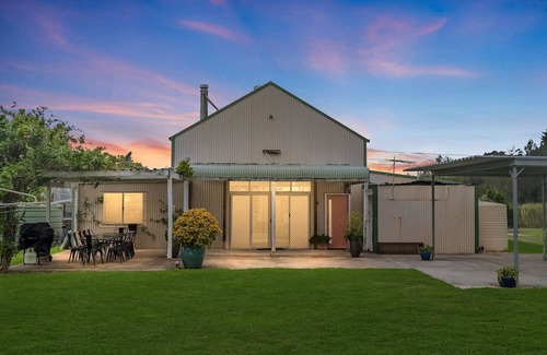 Fullerton Cove Maison | Willow Barn on 9 acres - Huge Swim Spa - Country Escape for Families and Groups