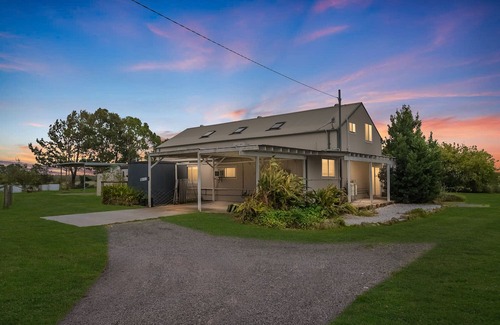 Fullerton Cove Maison | Willow Barn on 9 acres - Huge Swim Spa - Country Escape for Families and Groups