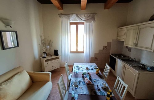 Fornole Appartement | Apartment 'Tenuta Marchesi Fezia - 1' with Shared Pool, Wi-Fi and Air Conditioning