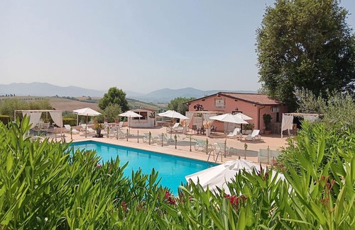 Fornole Appartement | Apartment 'Tenuta Marchesi Fezia - 1' with Shared Pool, Wi-Fi and Air Conditioning
