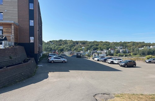Saint John Appartement | Modern 1–BR Apartment near St. Joseph’s Hospital, Walk to Uptown, AC & Parking