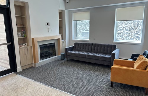 Saint John Appartement | Modern 1–BR Apartment near St. Joseph’s Hospital, Walk to Uptown, AC & Parking