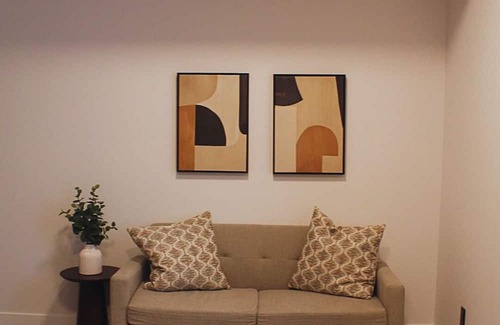 Saint John Appartement | Modern 1–BR Apartment near St. Joseph’s Hospital, Walk to Uptown, AC & Parking
