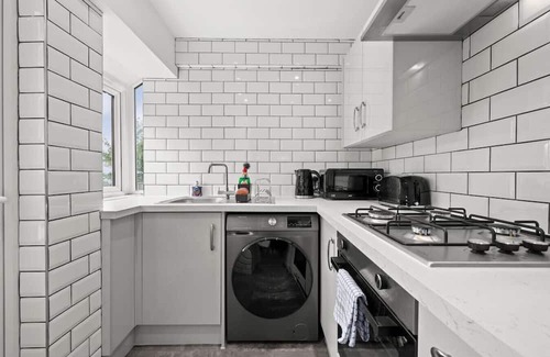Briercliffe Maison | Modern Home: Heart Of Harle Syke