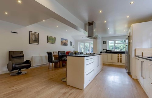 Moseley Maison | Spacious 4BR Home in Moseley Village, near City Centre