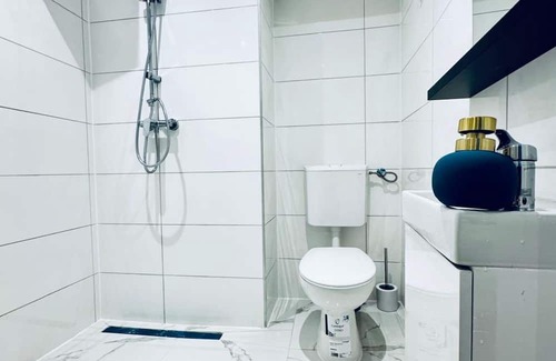 Klosterneuburg Appartement | Affordable Studio with Kitchen & Private Bath – Central Location