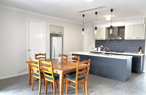 Kalkallo Maison | Perfect Family Home w Garage Near Parks & Donnybrook