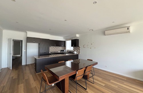 Thomastown Maison | 4 bedroom 2 bathroom 10min from Melbourne Airport & 20 min from CBD
