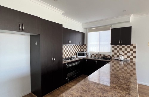 Thomastown Maison | 4 bedroom 2 bathroom 10min from Melbourne Airport & 20 min from CBD