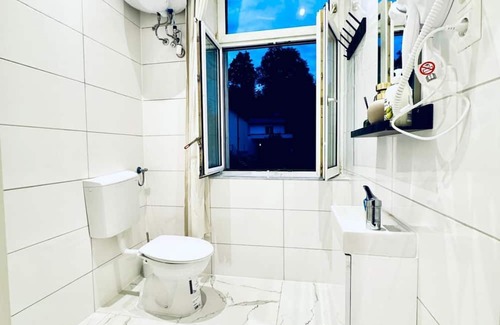 Klosterneuburg Appartement | Compact Studio Apartment with Essentials, Ideal for 2 Guests