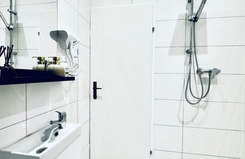 Klosterneuburg Appartement | Compact Studio Apartment with Essentials, Ideal for 2 Guests