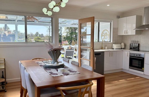 Sanctuary Point Maison | Cooinda on the Green - Your Happy Place! Golf Course Retreat with Kangaroo Views