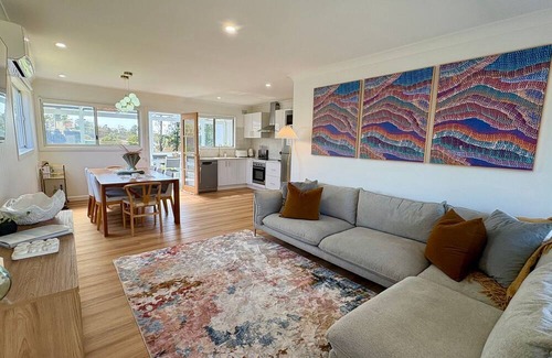 Sanctuary Point Maison | Cooinda on the Green - Your Happy Place! Golf Course Retreat with Kangaroo Views