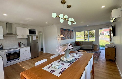 Sanctuary Point Maison | Cooinda on the Green - Your Happy Place! Golf Course Retreat with Kangaroo Views