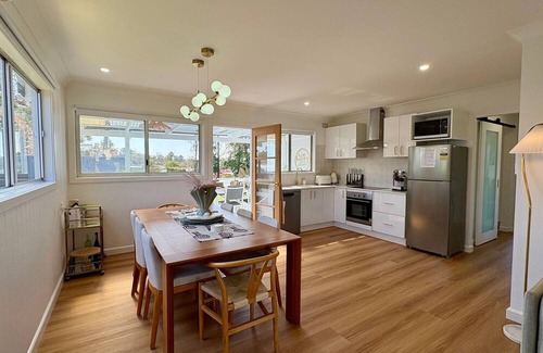 Sanctuary Point Maison | Cooinda on the Green - Your Happy Place! Golf Course Retreat with Kangaroo Views