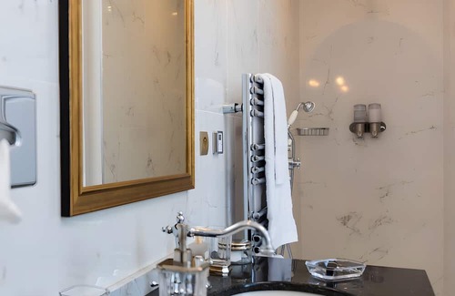 Azay-sur-Cher Lit Et Petit-Déjeuner | Guest Room 'Rose' with Wi-Fi