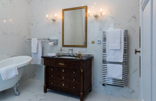 Azay-sur-Cher Lit Et Petit-Déjeuner | Guest Room 'Rose' with Wi-Fi